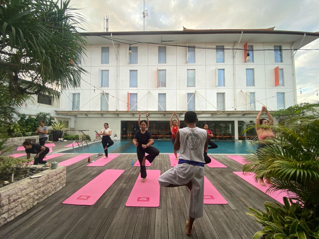 Harris Hotel Denpasar Rayakan Hari Kartini dengan Yoga dan Sajian Sehat