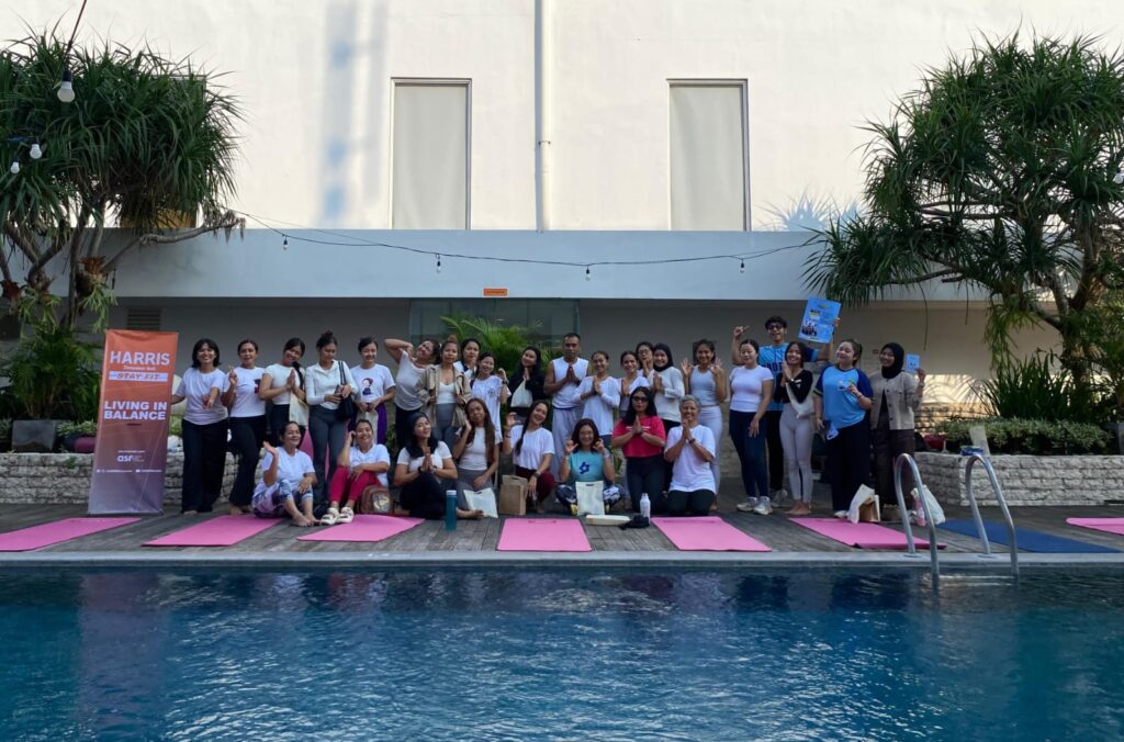 Kampanyekan Gaya Hidup Sehat, HARRIS Hotel Denpasar Gelar “Yoga by the Pool”