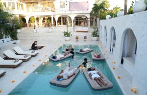 Hotel Sages Perkenalkan Floating Sound Bath di Bali, Hadirkan Pengalaman Meditatif Penuh Keheningan Hotel Sages Perkenalkan Floating Sound Bath di Bali