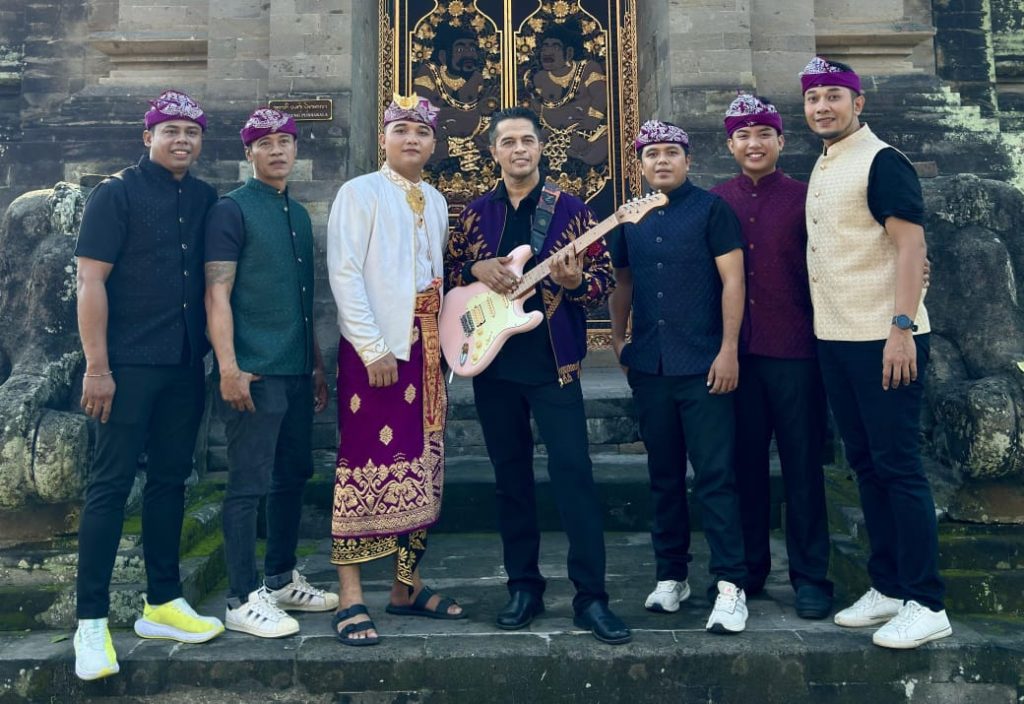 Balawan (tengah) bersama Batuan Ethnic Fusion