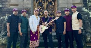 Balawan Siap Hadirkan Penampilan Jazz Menawan dengan Gitar Spesial di Sthala Ubud Bali Balawan (tengah) bersama Batuan Ethnic Fusion