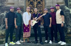 Balawan Siap Hadirkan Penampilan Jazz Menawan dengan Gitar Spesial di Sthala Ubud Bali Balawan (tengah) bersama Batuan Ethnic Fusion