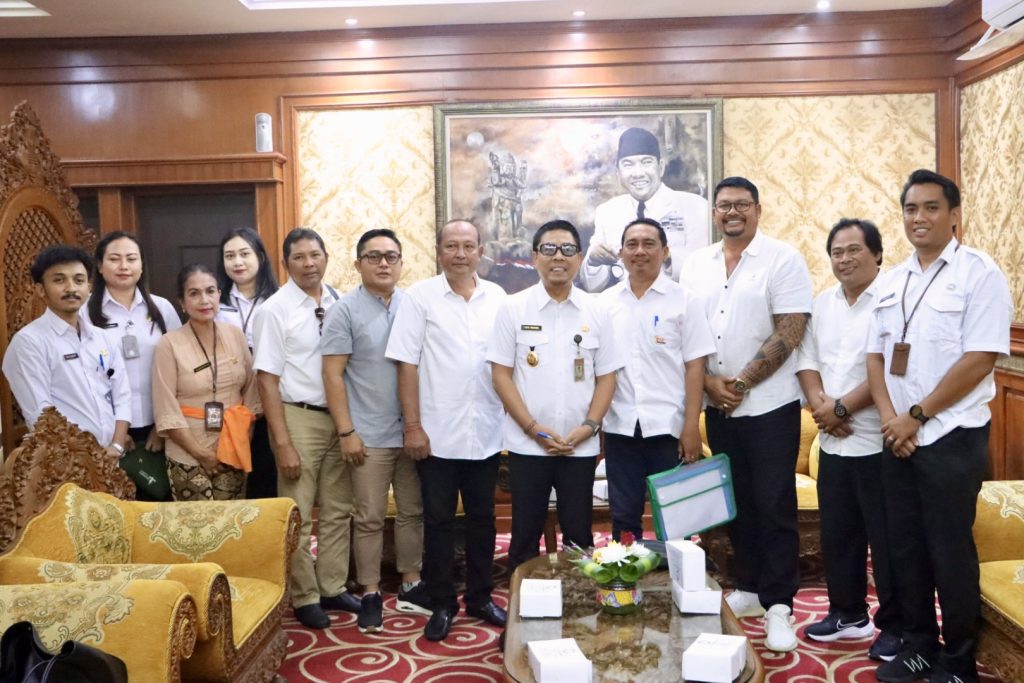 Walikota Denpasar I Kadek Agus Arya Wibawa menerima audiensi Ketua Panitia Sesetan Festival Tahun 2025, Gede Hendra Tirtana, di Ruang Tamu Kantor Wakil Walikota Denpasar, Rabu (30/7).