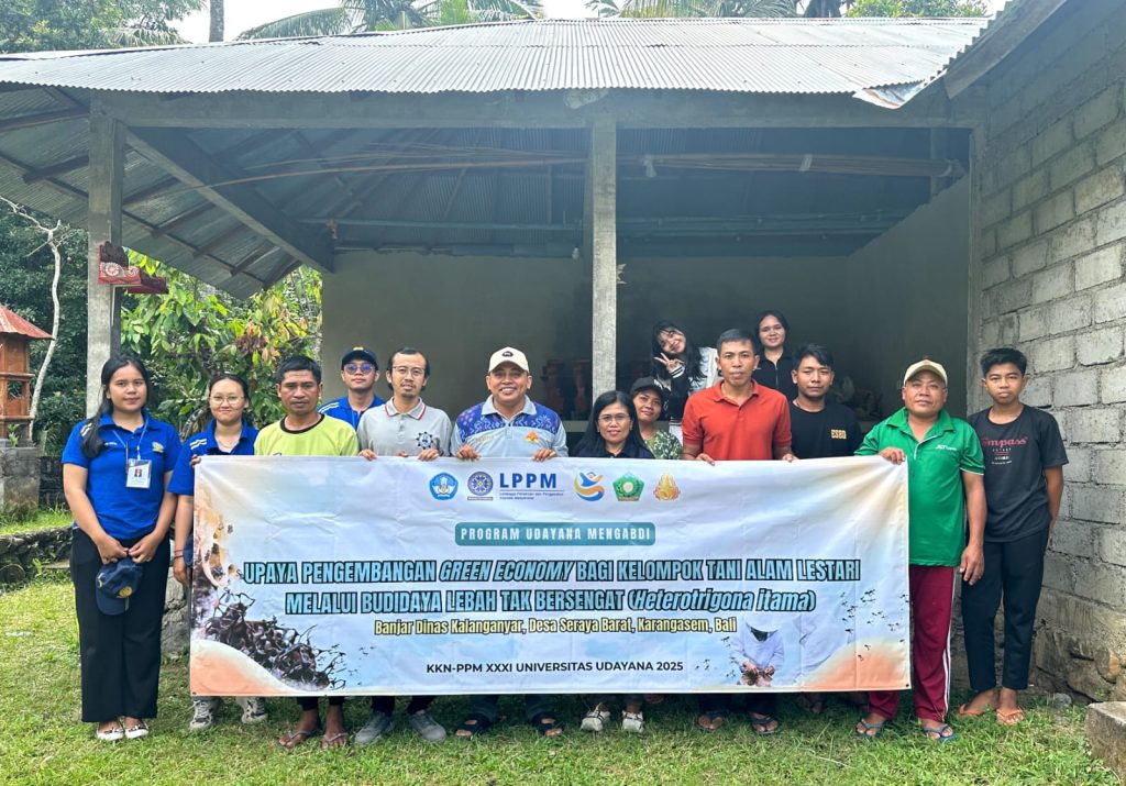 Program Studi Biologi, FMIPA, Universitas Udayana melaksanakan kegiatan pengembangan green economy bagi Kelompok Tani Alam Lestari melalui budidaya lebah tak bersengat karena fokus pada faktor ekonomi dan konservasi lingkungan. 