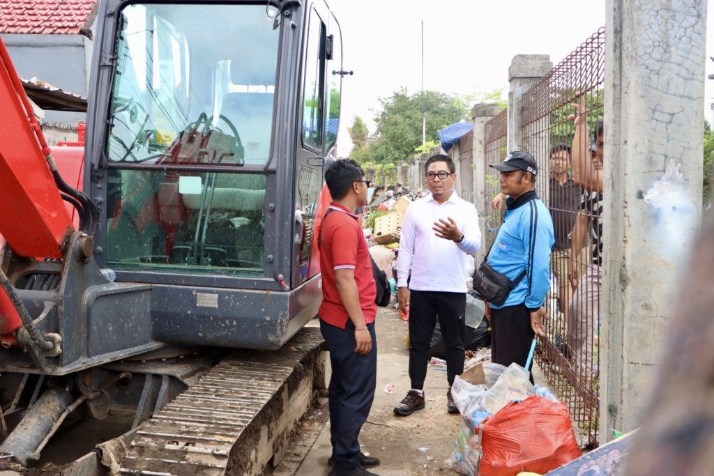 Pembersihan sampah banjir di Denpasar.