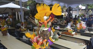 Seni Ukir Buah dan Sayur Meriahkan Sumpah Pemuda: Royal Regantris Kuta dan ICA BPC Badung Gelar Kompetisi Bertema “Beauty of the Sea” Seni ukir buah dan sayur di Royal Regantris Kuta