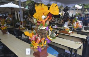 Seni Ukir Buah dan Sayur Meriahkan Sumpah Pemuda: Royal Regantris Kuta dan ICA BPC Badung Gelar Kompetisi Bertema “Beauty of the Sea” Seni ukir buah dan sayur di Royal Regantris Kuta