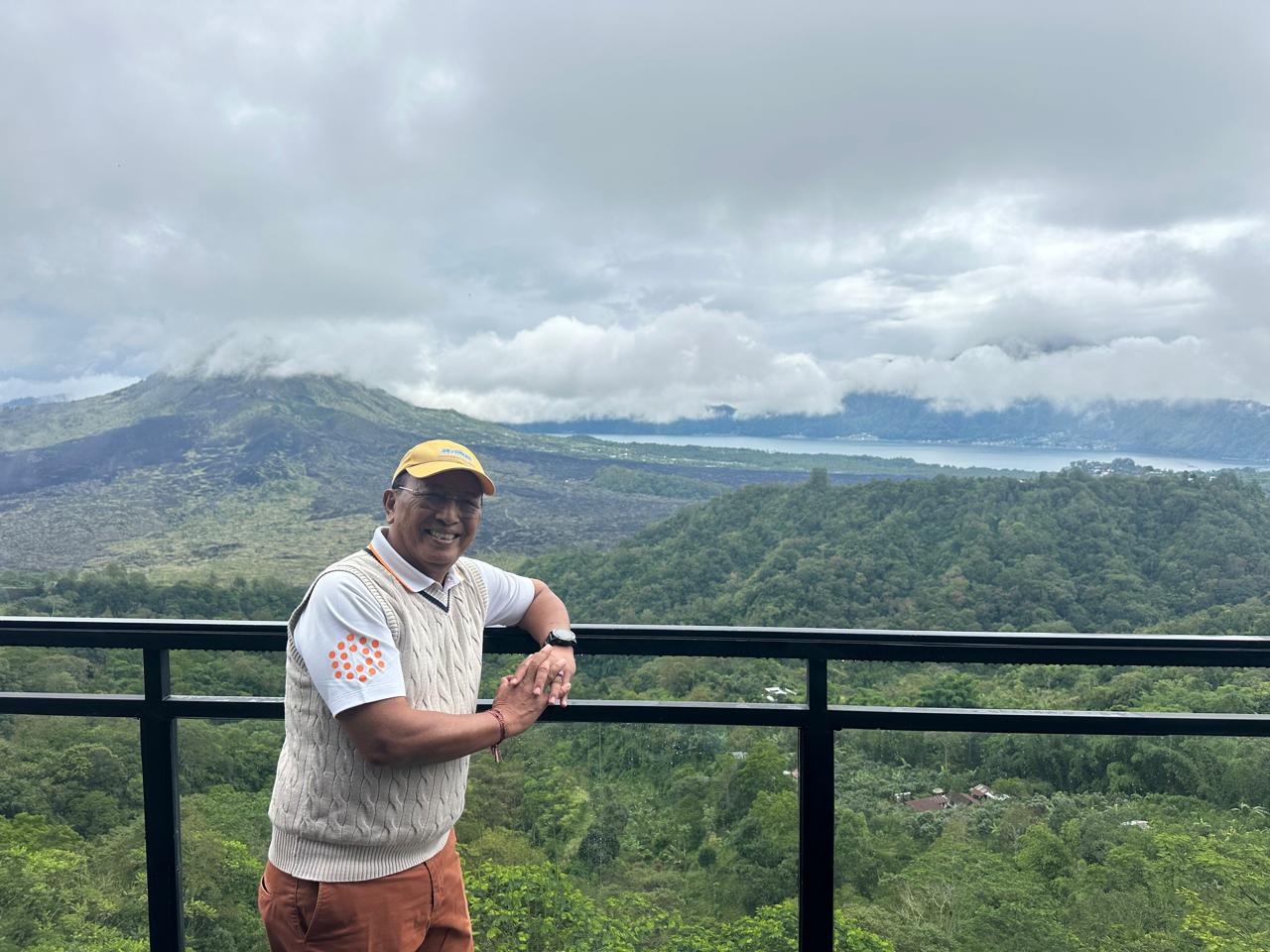 I Ketut Mardjana, Founder Toya Vyavastha, dengan latar panorama indah gunung dan danau Batur yang bisa dinikmati dari Rockaway Kintamani. (Ist) I Ketut Mardjana, Founder Toya Vyavastha, dengan latar panorama indah gunung dan danau Batur yang bisa dinikmati dari Rockaway Kintamani. (Ist)
