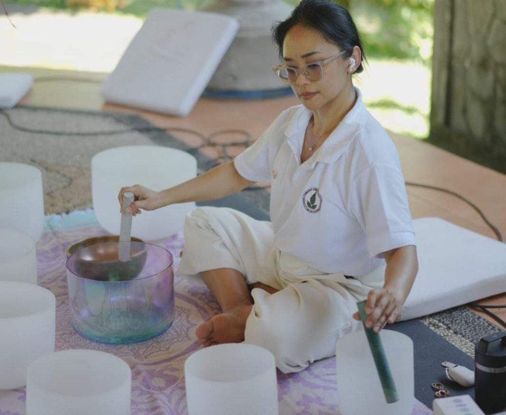 Berkomunikasi Lewat Getaran Suara, Sawitri Hadirkan Sesi Sound Healing untuk Disabilitas Netra di Buleleng