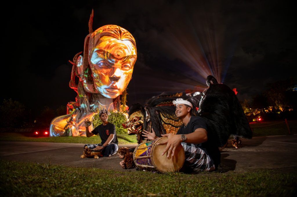 Penampilan pertunjukkan budaya Barong Bangkung di Nuanu Creative City. Kredit Foto: Nuanu Creative City