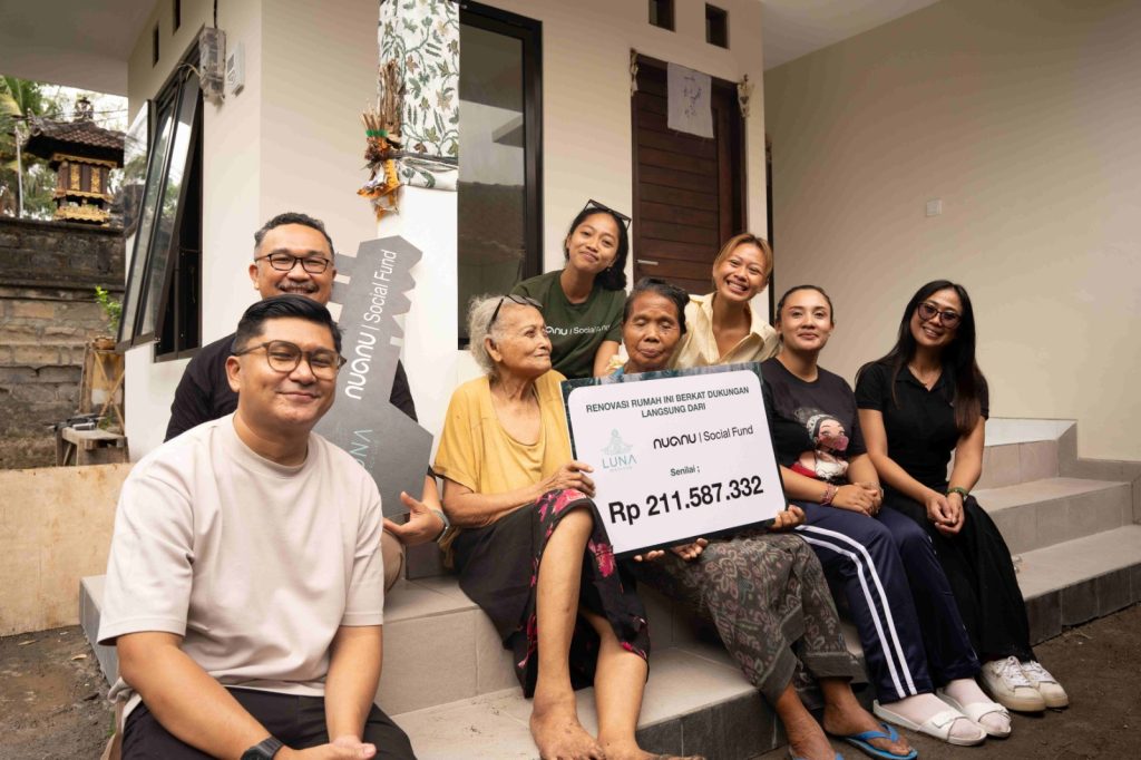 Penyerahan simbolis kepada Biang Sayu bersama tim Nuanu Creative City, Nuanu Social Fund dan Luna Beach Club. (Kredit FOTO: Nuanu Creative City)