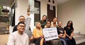 Nuanu Creative City Perkuat Komitmen Dampak Sosial melalui Pembangunan Kembali Rumah Warga di Tabanan Penyerahan simbolis kepada Biang Sayu bersama tim Nuanu Creative City, Nuanu Social Fund dan Luna Beach Club. (Kredit FOTO: Nuanu Creative City)