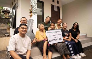 Nuanu Creative City Perkuat Komitmen Dampak Sosial melalui Pembangunan Kembali Rumah Warga di Tabanan Penyerahan simbolis kepada Biang Sayu bersama tim Nuanu Creative City, Nuanu Social Fund dan Luna Beach Club. (Kredit FOTO: Nuanu Creative City)