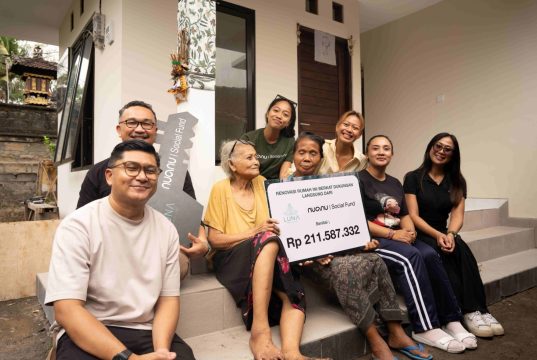 Nuanu Creative City Perkuat Komitmen Dampak Sosial melalui Pembangunan Kembali Rumah Warga di Tabanan Penyerahan simbolis kepada Biang Sayu bersama tim Nuanu Creative City, Nuanu Social Fund dan Luna Beach Club. (Kredit FOTO: Nuanu Creative City)
