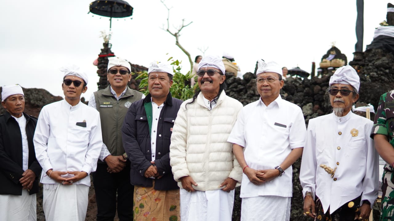 Bakti Pamlaspas Cihna Batur Let, Gubernur Bali Tegaskan Hentikan Komersialisasi Gunung Batur Bakti Pamlaspas Cihna Batur Let, Gubernur Bali Tegaskan Hentikan Komersialisasi Gunung Batur
