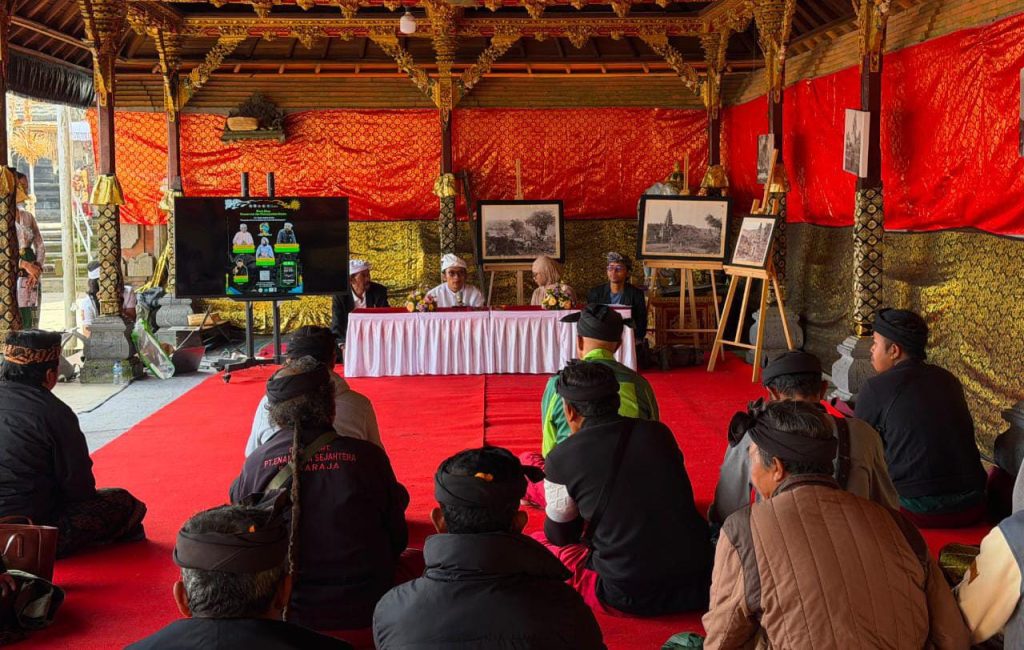 Rangkaian 100 Tahun Rarud Batur menghadirkan kegiatan peluncuran dan bedah buku di Madya Mandala Pura Ulun Danu Batur, Desa Adat Batur, Selasa (4/8/2026).