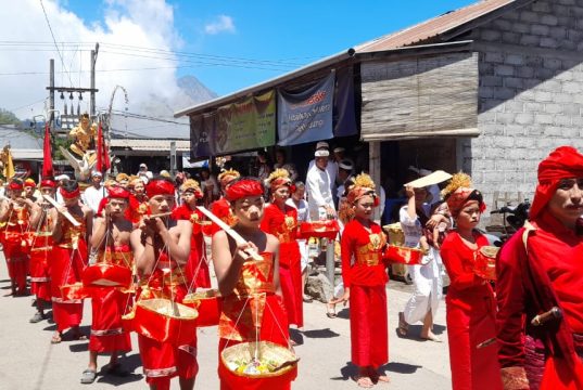 Ribuan Krama Adat Songan Ikuti Prosesi Nyenuk di Pura Hulundanu Batur
