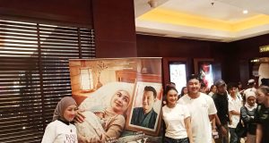 Tangis Denny Sumargo Pecah di Bali, Tur Promosi Film ‘Baby Udon’ Sukses Kuras Emosi Penonton Denny Sumargo, Caitlin Halderman, dan Fanny Kondoh hadir di Level 21 XXI seusai pemutaran film Baby Udon.