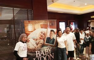 Tangis Denny Sumargo Pecah di Bali, Tur Promosi Film ‘Baby Udon’ Sukses Kuras Emosi Penonton Denny Sumargo, Caitlin Halderman, dan Fanny Kondoh hadir di Level 21 XXI seusai pemutaran film Baby Udon.