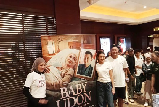 Tangis Denny Sumargo Pecah di Bali, Tur Promosi Film ‘Baby Udon’ Sukses Kuras Emosi Penonton Denny Sumargo, Caitlin Halderman, dan Fanny Kondoh hadir di Level 21 XXI seusai pemutaran film Baby Udon.