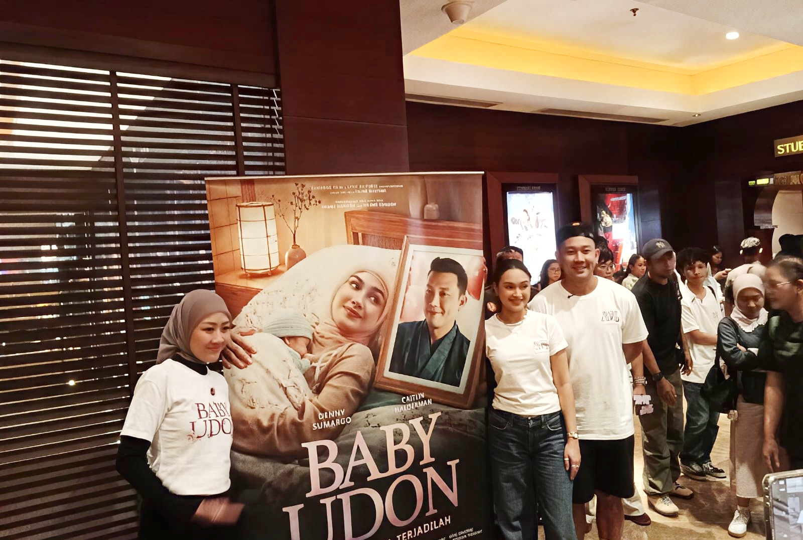Denny Sumargo, Caitlin Halderman, dan Fanny Kondoh hadir di Level 21 XXI seusai pemutaran film Baby Udon. Denny Sumargo, Caitlin Halderman, dan Fanny Kondoh hadir di Level 21 XXI seusai pemutaran film Baby Udon.