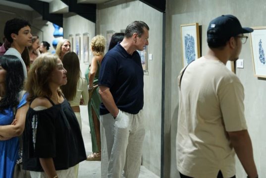 24 Seniman, 84 Karya, Satu Warna: Pameran Seni Blue Peaceful Frequency Dibuka di Blue Karma Creative Hub Seminyak 24 Seniman, 84 Karya, Satu Warna: Pameran Seni Blue Peaceful Frequency Dibuka di Blue Karma Creative Hub Seminyak