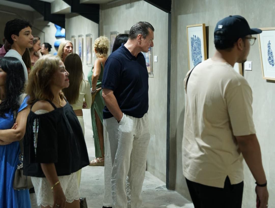 24 Seniman, 84 Karya, Satu Warna: Pameran Seni Blue Peaceful Frequency Dibuka di Blue Karma Creative Hub Seminyak 24 Seniman, 84 Karya, Satu Warna: Pameran Seni Blue Peaceful Frequency Dibuka di Blue Karma Creative Hub Seminyak