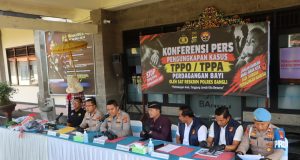 Buru Tersangka Hingga Jakarta, Polres Bangli Berhasil Ungkap Kasus Perdagangan Bayi Buru Tersangka Hingga Jakarta, Polres Bangli Berhasil Ungkap Kasus Perdagangan Bayi