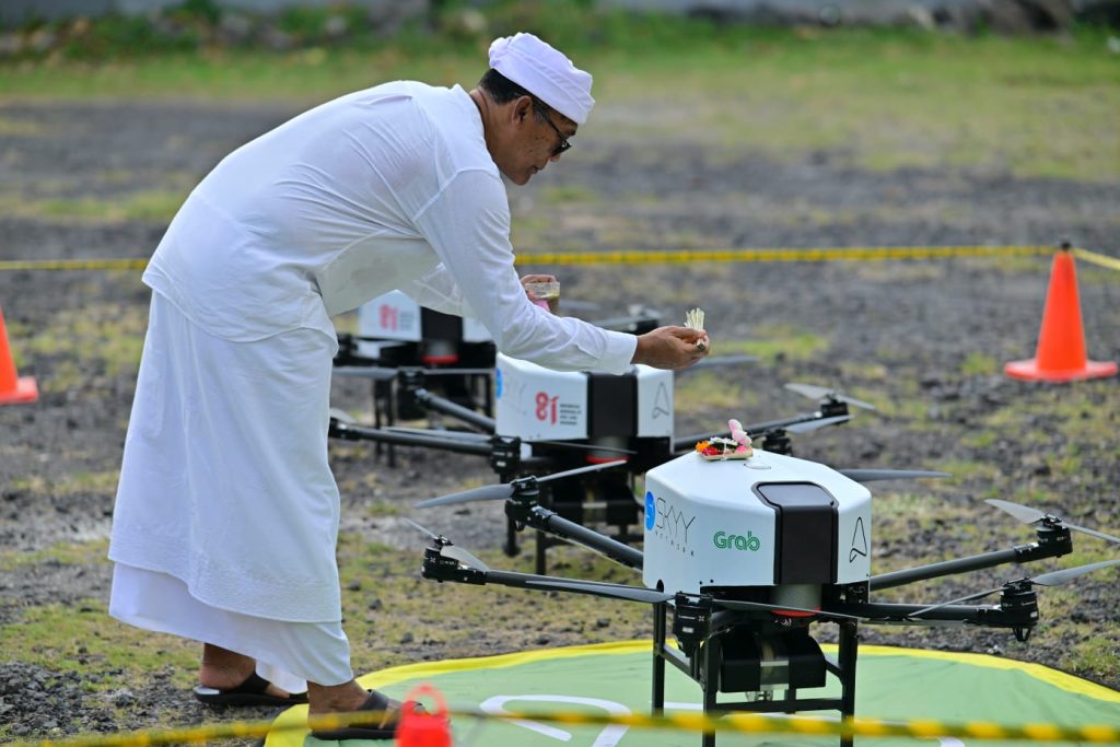 Pemuka Desa Adat melakukan prosesi pemberkatan saat memulai pilot project pengiriman makanan menggunakan drone. (Foto: Nuanu Creative City)