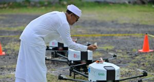 Layanan Pesan Antar Makanan Menggunakan Drone Diuji Coba di Bali Pemuka Desa Adat melakukan prosesi pemberkatan saat memulai pilot project pengiriman makanan menggunakan drone. (Foto: Nuanu Creative City)