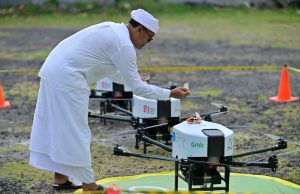Layanan Pesan Antar Makanan Menggunakan Drone Diuji Coba di Bali Pemuka Desa Adat melakukan prosesi pemberkatan saat memulai pilot project pengiriman makanan menggunakan drone. (Foto: Nuanu Creative City)