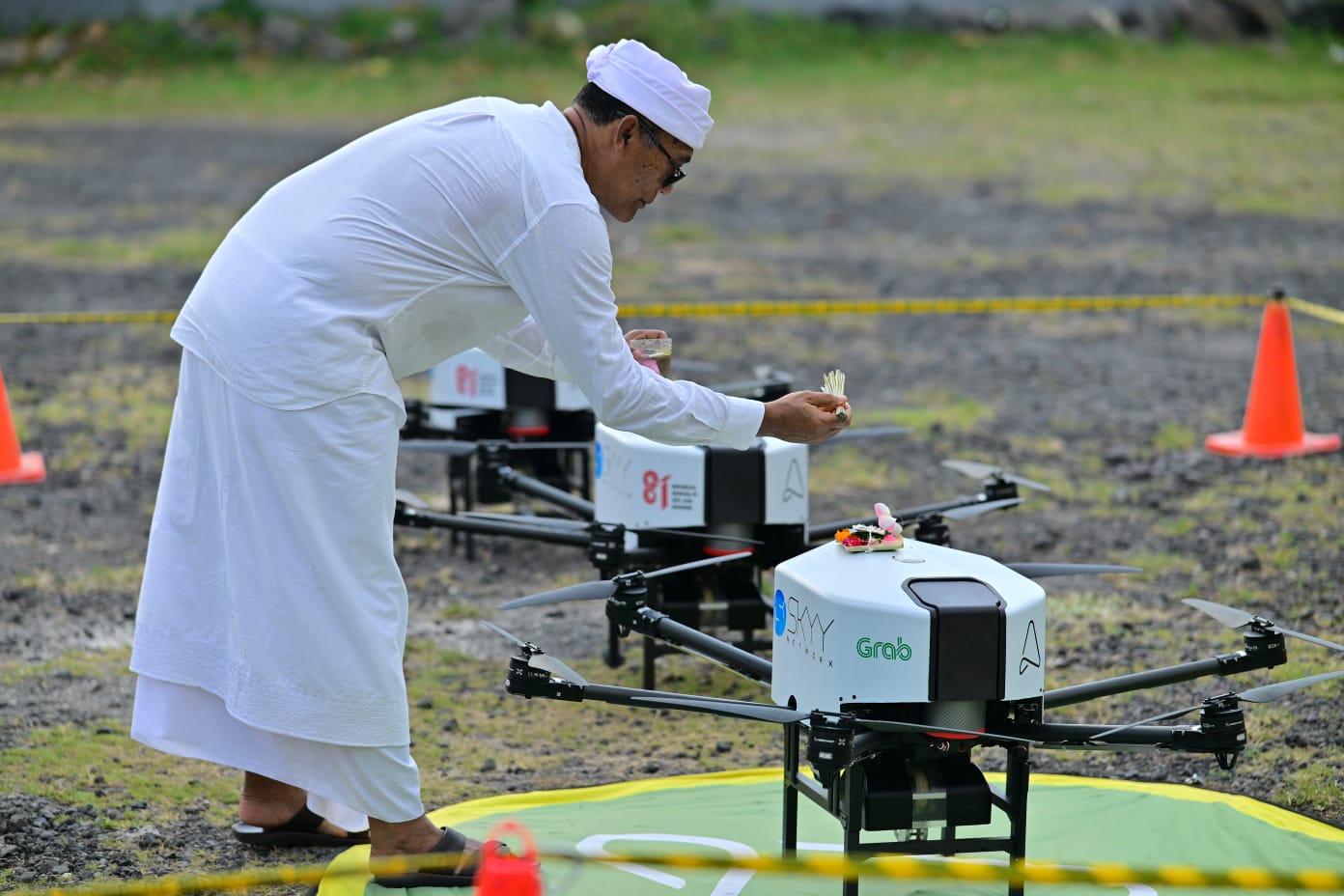 Pemuka Desa Adat melakukan prosesi pemberkatan saat memulai pilot project pengiriman makanan menggunakan drone. (Foto: Nuanu Creative City) Pemuka Desa Adat melakukan prosesi pemberkatan saat memulai pilot project pengiriman makanan menggunakan drone. (Foto: Nuanu Creative City)