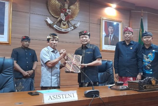 DPRD Bangli Dorong Akses Pembiayaan UMKM Rapat Paripurna pembahasan tiga Ranperda di DPRD Bangli, Kamis (22/10/2026).
